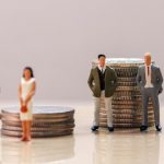 Μείωση εισφορών – Ψαλίδι σε αφορολόγητο, φοροαπαλλαγές
