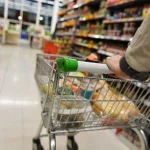 «Καλάθι των Χριστουγέννων»: Ποια προϊόντα θα περιλαμβάνει – Γιατί μένουν εκτός κουραμπιέδες και μελομακάρονα