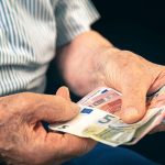 Συνταξιούχοι: Χωρίς επιταγή ακρίβειας οι χαμηλοσυνταξιούχοι των 700 ευρώ – Αναζητείται λύση