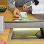 «Μέτρα-ομπρέλα» για τις τραπεζικές προμήθειες και τη στέγαση ετοιμάζει η κυβέρνηση