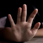 Πατριός κατηγορείται ότι ασελγούσε στην 14χρονη θετή κόρη του ακόμα και μέσα στο ασανσέρ – Στο κινητό του βρέθηκαν αρχεία πορνογραφίας ανηλίκων