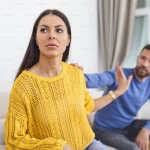 Οι 9 συμπεριφορές που μαρτυρούν ότι κάποιος νιώθει απογοητευμένος από εσάς, ακόμη και αν δεν το παραδέχεται