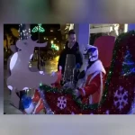 Ντελιβεράς μετέτρεψε το μηχανάκι σε έλκηθρο – Παραδίδει παραγγελίες ντυμένος Άγιος Βασίλης