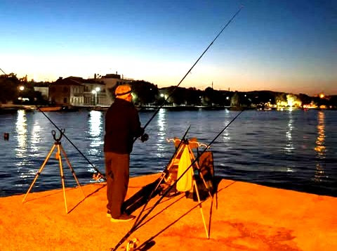 Ο Βασίλης Παστρωμάς, όπως μας αποκαλύφθηκε μετά θάνατον, με το αλιευτικό έργο της πετονιάς του!