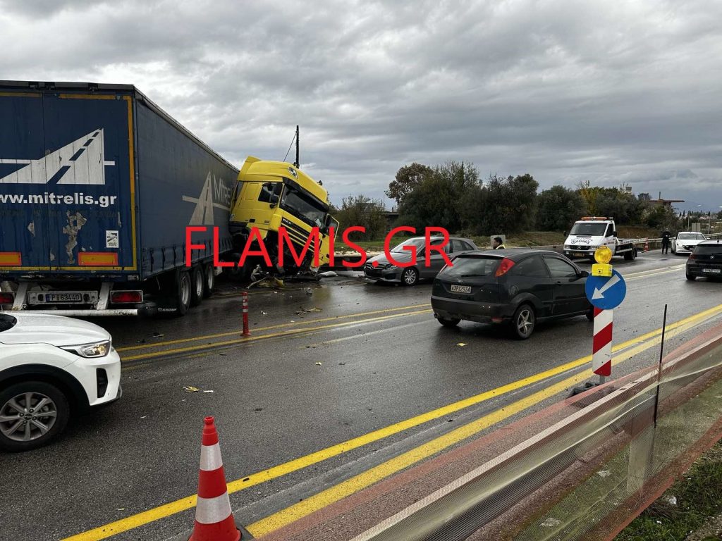 ΠΑΝΙΚΟΣ ΚΟΝΤΑ ΣΤΟ ΜΙΝΤΙΛΟΓΛΙ: Δίπλωσε νταλίκα και πέρασε στο αντίθετο ρεύμα κυκλοφορίας! Πήδηξε από τη θέση του ο οδηγός - ΦΩΤΟ