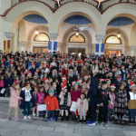 «ΤΑΛΙΜΠΑΝ» ΣΤΗΝ ΠΑΤΡΑ: Ενοχλήθηκαν… από τα σκουφάκια του Αϊ Βασίλη που δόθηκαν σε παιδάκια! ΦΩΤΟ