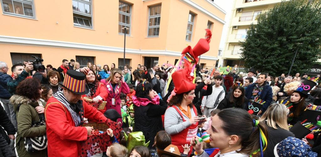 ΔΕΙΤΕ ΚΑΙ ΑΛΛΕΣ ΦΩΤΟ: Ετσι έγινε η παράδοση του καρναβαλικού λαβάρου στο Δημαρχείο