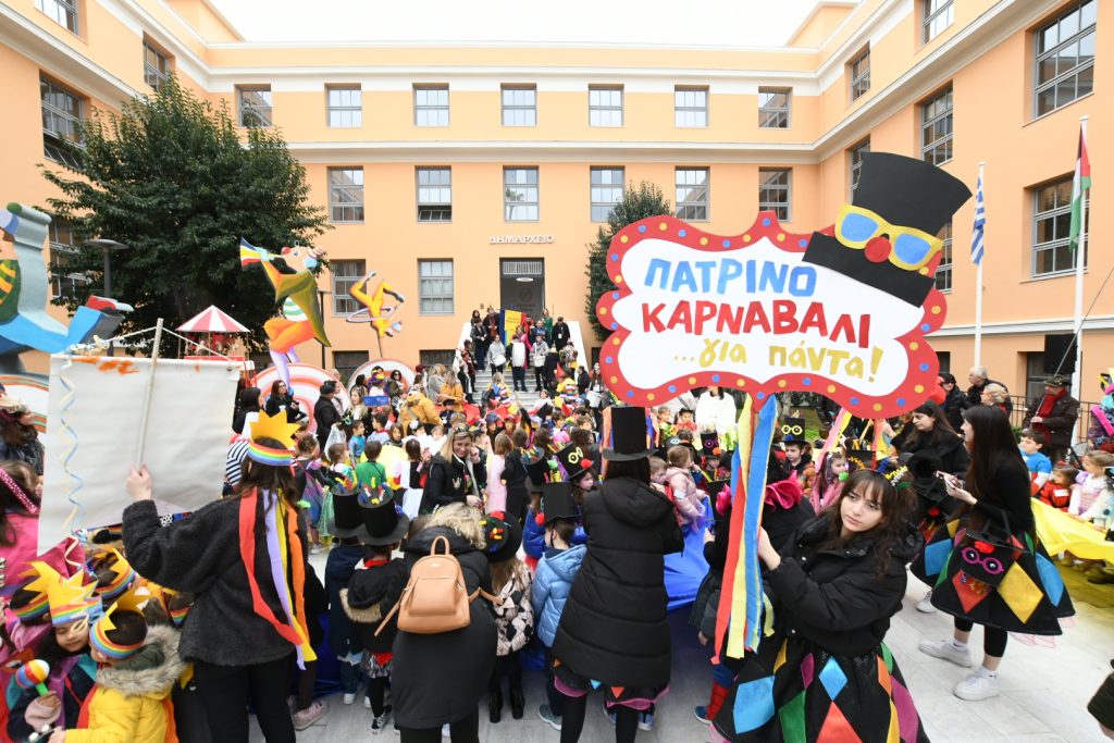 ΔΕΙΤΕ ΚΑΙ ΑΛΛΕΣ ΦΩΤΟ: Ετσι έγινε η παράδοση του καρναβαλικού λαβάρου στο Δημαρχείο