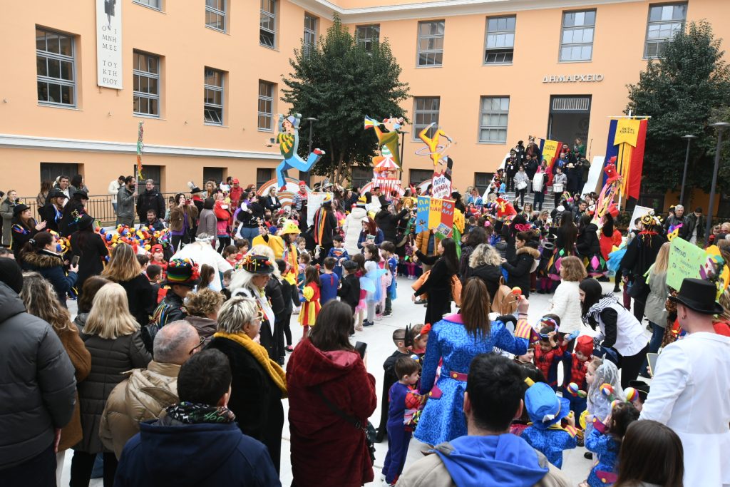 ΔΕΙΤΕ ΚΑΙ ΑΛΛΕΣ ΦΩΤΟ: Ετσι έγινε η παράδοση του καρναβαλικού λαβάρου στο Δημαρχείο