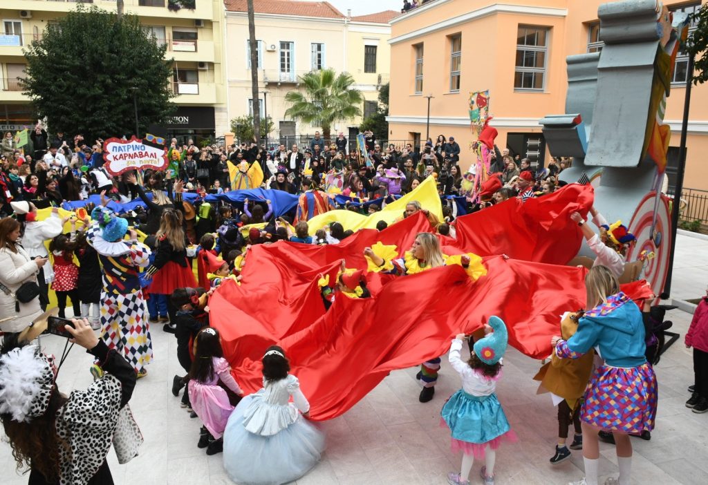 ΔΕΙΤΕ ΚΑΙ ΑΛΛΕΣ ΦΩΤΟ: Ετσι έγινε η παράδοση του καρναβαλικού λαβάρου στο Δημαρχείο