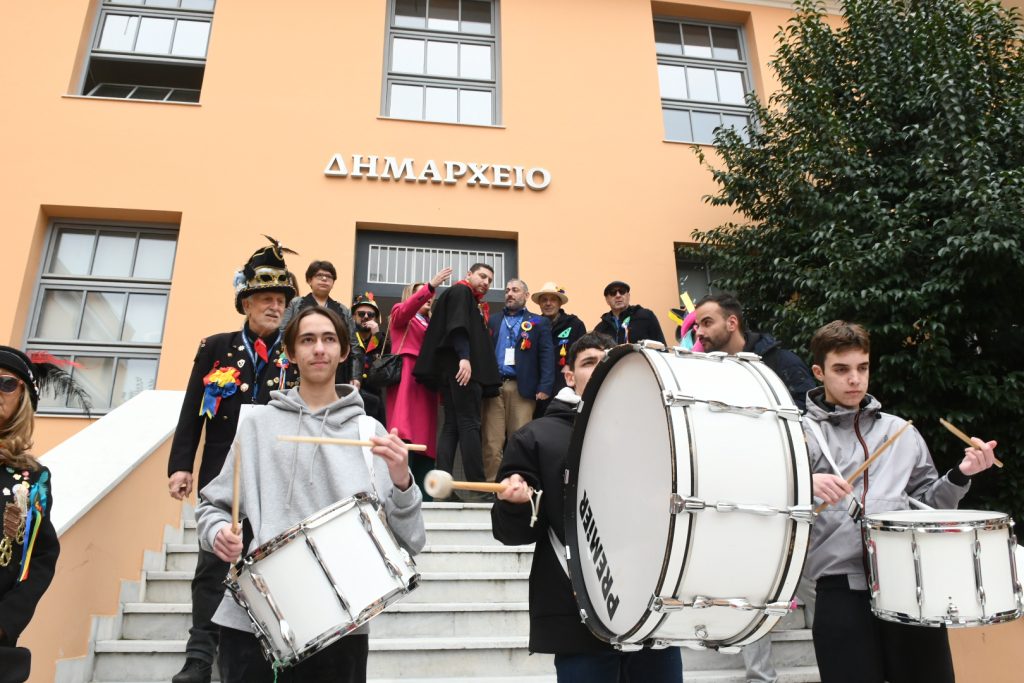 ΔΕΙΤΕ ΚΑΙ ΑΛΛΕΣ ΦΩΤΟ: Ετσι έγινε η παράδοση του καρναβαλικού λαβάρου στο Δημαρχείο