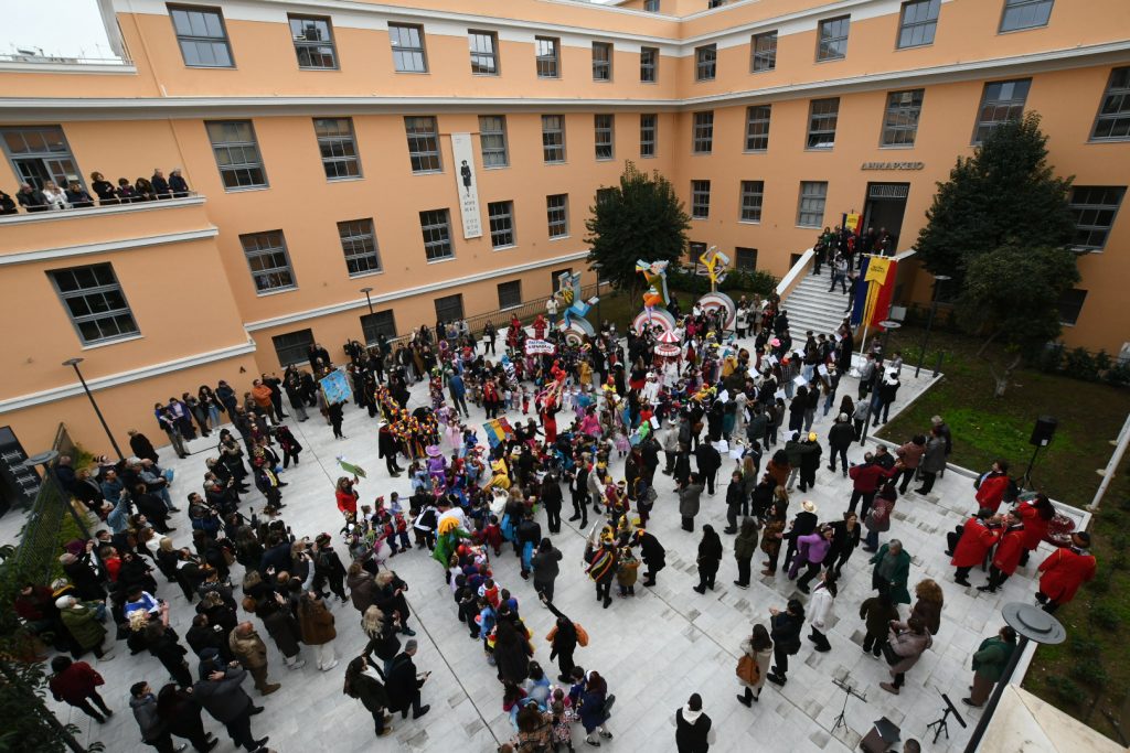 ΔΕΙΤΕ ΚΑΙ ΑΛΛΕΣ ΦΩΤΟ: Ετσι έγινε η παράδοση του καρναβαλικού λαβάρου στο Δημαρχείο