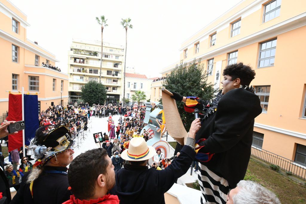 ΔΕΙΤΕ ΚΑΙ ΑΛΛΕΣ ΦΩΤΟ: Ετσι έγινε η παράδοση του καρναβαλικού λαβάρου στο Δημαρχείο