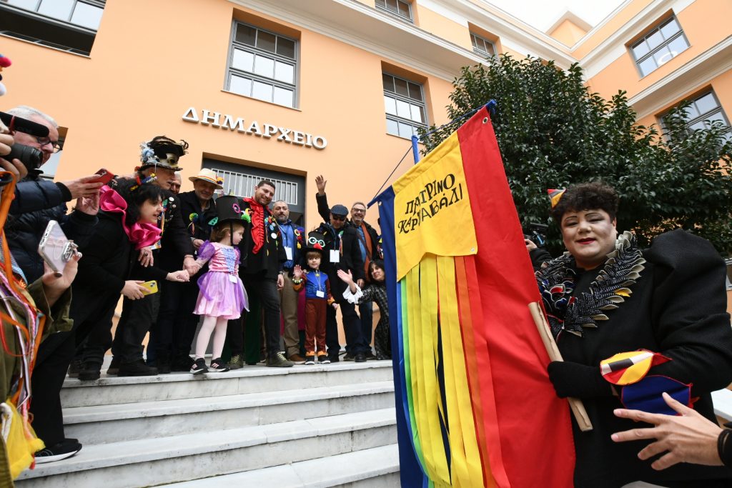 ΔΕΙΤΕ ΚΑΙ ΑΛΛΕΣ ΦΩΤΟ: Ετσι έγινε η παράδοση του καρναβαλικού λαβάρου στο Δημαρχείο