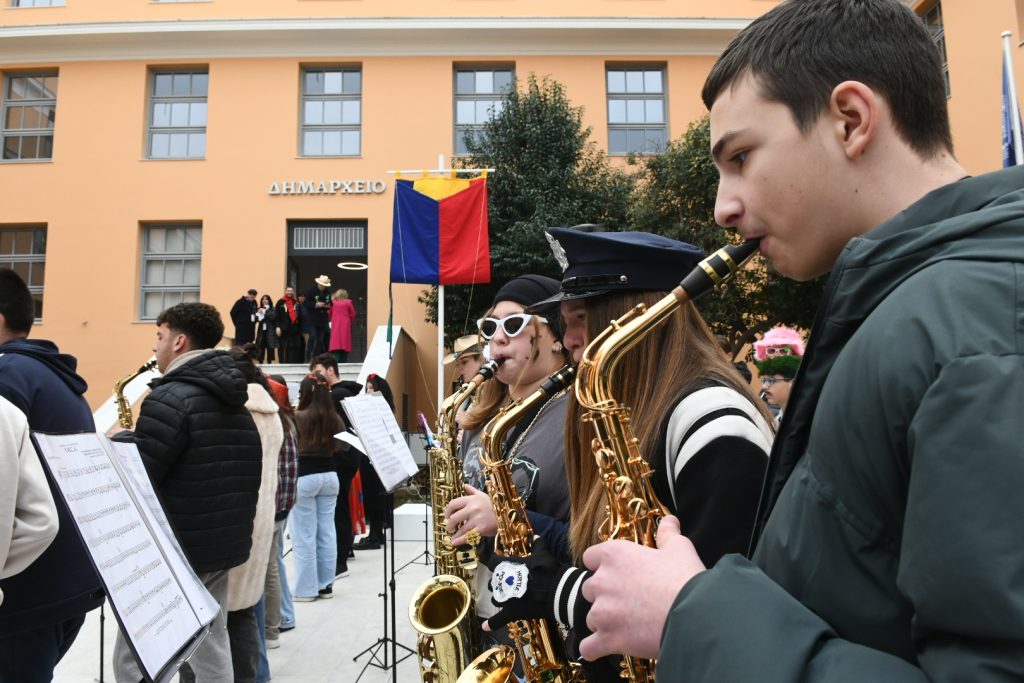 ΔΕΙΤΕ ΚΑΙ ΑΛΛΕΣ ΦΩΤΟ: Ετσι έγινε η παράδοση του καρναβαλικού λαβάρου στο Δημαρχείο