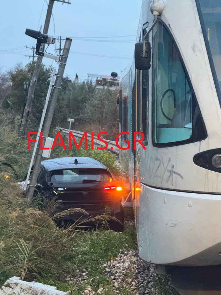 ΠΑΤΡΑ - ΤΩΡΑ: Τρένο παρέσυρε ΙΧ στην Παραλία! Το έσερνε για 20 μέτρα - ΦΩΤΟ