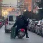 Συνοδηγός σε μηχανάκι μεταφέρει τη βαλίτσα του σέρνοντάς την στον δρόμο