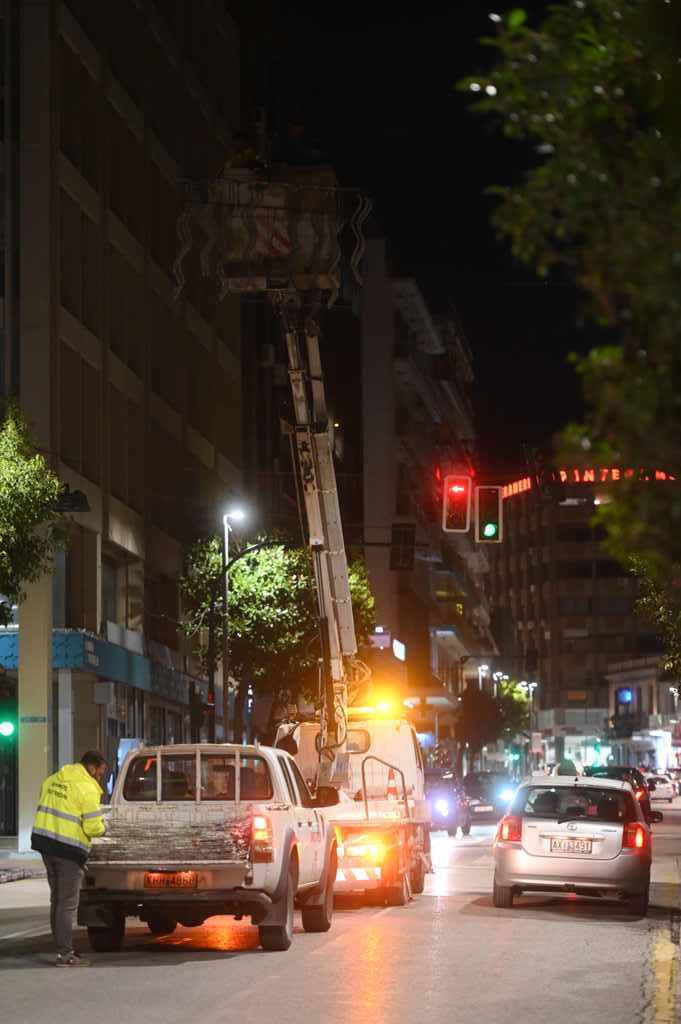 Αγώνα δρόμου κάνουν αυτές τις ημέρες οι εργαζόμενοι του Δήμου Πατρέων στον Ηλεκτροφωτισμό - ΦΩΤΟ