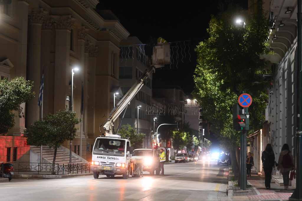 Αγώνα δρόμου κάνουν αυτές τις ημέρες οι εργαζόμενοι του Δήμου Πατρέων στον Ηλεκτροφωτισμό - ΦΩΤΟ