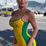 Η Daniella Chavez με καυτό Βραζιλιάνικο φόρεμα στο Rio de Janeiro