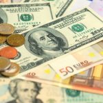 Αναλυτές: Το ευρώ μπορεί να πέσει κάτω από την απόλυτη ισοτιμία με το δολάριο το 2025 (γράφημα)