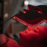 Red light therapy: Πόσο ασφαλής είναι η νέα «τρέλα» του TikTok;