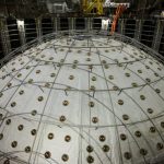 Η εν λόγω σφαίρα, μέρος του πειράματος JUNO στην Κίνα, ίσως καταφέρει να λύσει έναν από τους μεγαλύτερους γρίφους της φυσικής