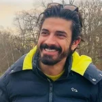 Ο Δημήτρης Γκοτσόπουλος στο Μοίραλι Αχαΐας: Καίει λιόκλαρα και χορεύει στα αποκαΐδια!
