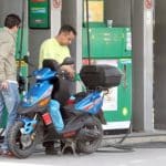 Βενζινοπώλες: Αντιδράσεις για το πρόστιμο σε περίπτωση που εξυπηρετήσουν οδηγό μηχανής χωρίς κράνος