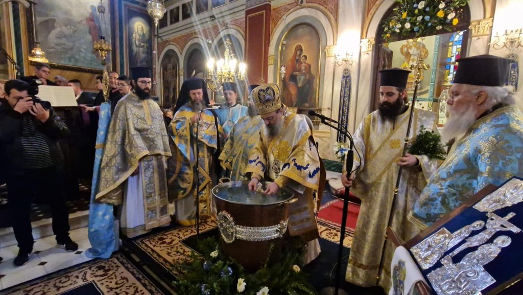 ΒΙΝΤΕΟ: Η συγκινητική στιγμή που ο Μητροπολίτης αγιάζει το ύδωρ στην Ευαγελίστρια Πατρών