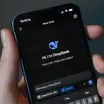 DeepSeek: Πώς η μικρή μπλε κινεζική φάλαινα απειλεί την πρωτοκαθεδρία στο ΑΙ του αμερικανικού Chat GPT