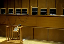 Στα δικαστήρια Ιερέας και Οίκος Ανοχής – Τους άφησε σκουπίδια στην πόρτα