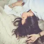 Κοιμάστε ανάσκελα ή στο πλάι; Ποια στάση ύπνου αποκαλύπτει την οικονομική σας επιτυχία