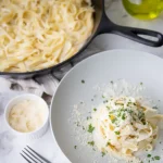 Χυλοπίτες με λευκή τυρένια σάλτσα χωρίς κρέμα γάλακτος ή βούτυρο