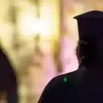 «Παπά… ξέρεις τι κάνει η κόρη σου;» – Φωτογραφίες με άσεμνες πόζες πέταξαν άγνωστοι σε εκκλησία