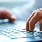 Χάκαραν τον λογαριασμό φίλου της στο Facebook και της πήραν 3.200 ευρώ