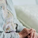Σοκαριστικές μαρτυρίες για την απόπειρα δολοφονίας της 79χρονης από τον σύζυγό της – «Την βρήκαν μαχαιρωμένη στο πάτωμα»