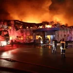 Φωτιά στην Καραμολέγκος στο Κορωπί - Κάηκαν τα logistics του Απολλώνιον
