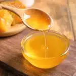 Το απλό tip για να μην κολλάει το μέλι στο κουτάλι