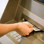 Τράπεζες: Ξεκινούν να εφαρμόζονται οι μειώσεις των χρεώσεων