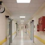 Νέες καταγγελίες για τον σύζυγο της 57χρονης που χαροπαλεύει στον Ευαγγελισμό – «Τη χτυπούσε με σίδερα και ξύλα»
