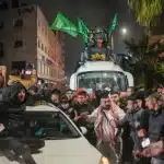 Δυο λεωφορεία με Παλαιστίνιους κρατούμενους αναχώρησαν από την ισραηλινή φυλακή Οφέρ - Πανηγυρισμοί στη Δυτική Όχθη