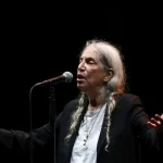 Η Πάτι Σμιθ κατέρρευσε στη σκηνή σε συναυλία της στη Βραζιλία και χτύπησε το κεφάλι της μπροστά στο κοινό