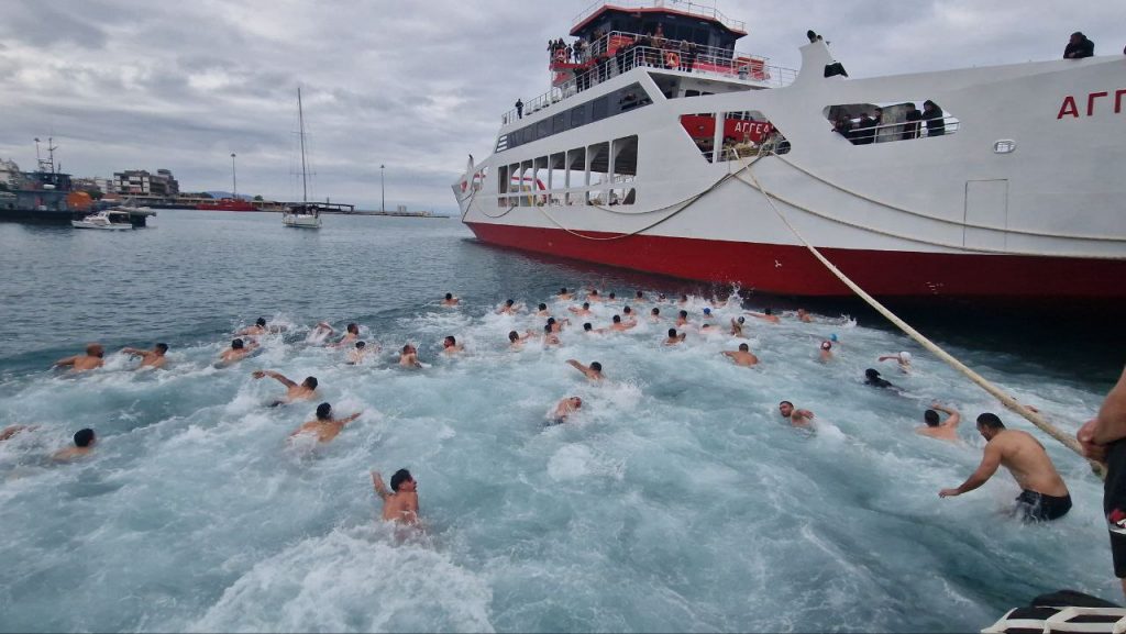 ΠΑΤΡΑ: Αριθμός Ρεκόρ κολυμβητών βούτηξαν για να πιάσουν τον σταυρό! ΦΩΤΟ ΚΑΙ ΒΙΝΤΕΟ