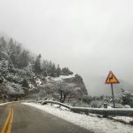 ΧΙΟΝΟΔΡΟΜΙΚΟ: ΙΧ Πατρινών… βγήκε από το δρόμο και έφθασε… στο χείλος του γκρεμού