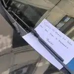 Πάρκαρε πάνω στο πεζοδρόμιο και ήθελε να γλιτώσει αφήνοντας σημείωμα – Δεν πείστηκε ο τροχονόμος