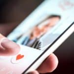 Σαρώνουν οι απάτες στις ιστοσελίδες γνωριμιών, με τις απώλειες να ξεπερνούν τα δύο δισεκατομμύρια δολάρια