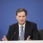 Γιατί ο Σκυλακάκης βλέπει φθηνότερο ρεύμα και φέτος