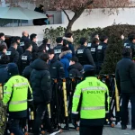 Νότια Κορέα: Θρίλερ με τη σύλληψη του παυθέντα προέδρου Γιουν - Στρατιώτες εμπόδισαν τους ερευνητές να εκτελέσουν το ένταλμα