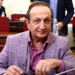 Σπύρος Μπιμπίλας: «Είμαι ανενεργός γκέι – Δεν ήθελα να γίνω ο Παράβας των 90’s και είπα “στοπ”»